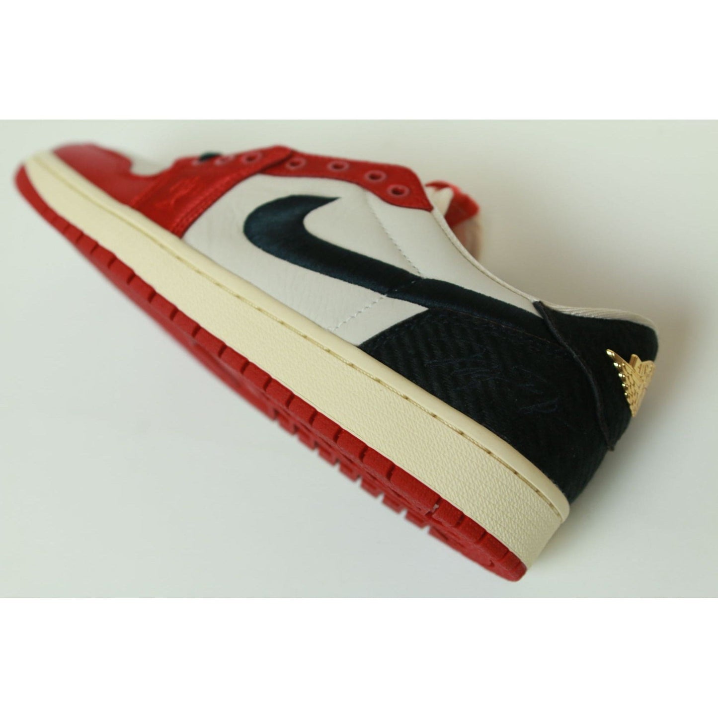 AJ1 LOW TROPHY ROOM DS SIZE 8.5M