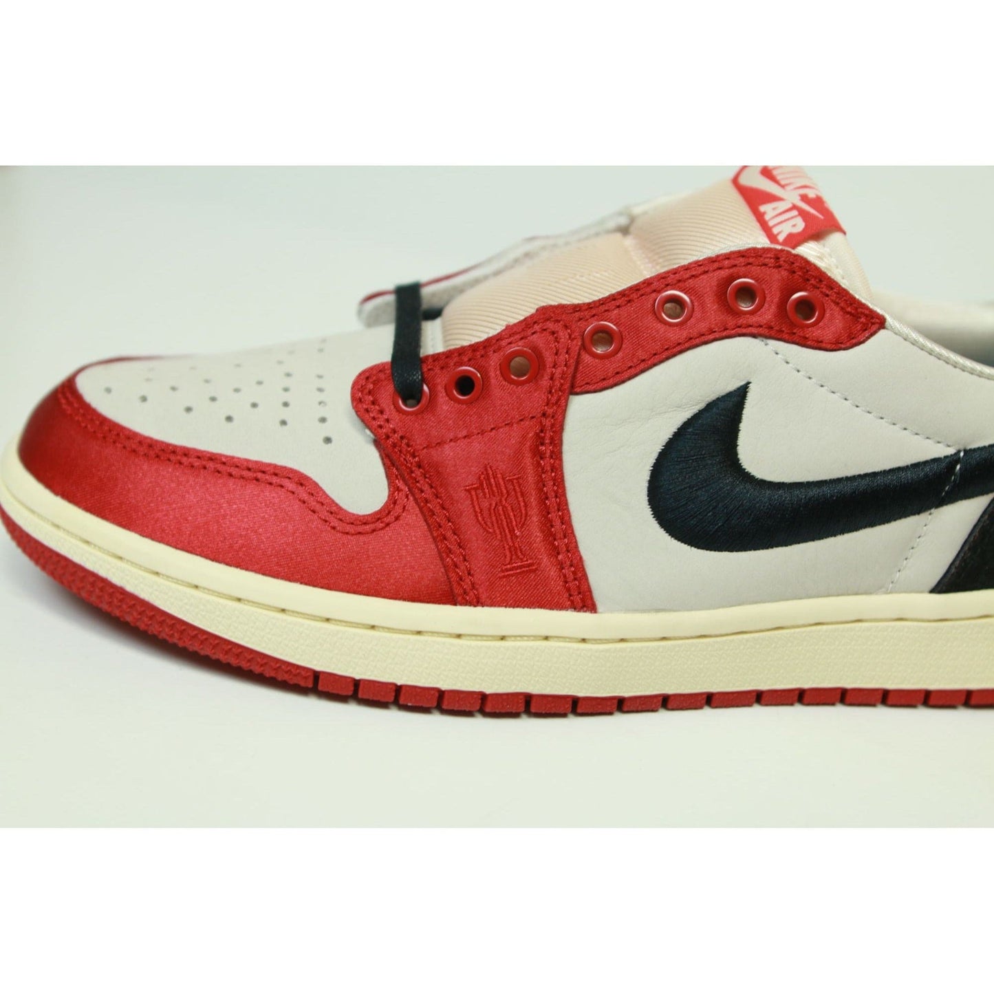 AJ1 LOW TROPHY ROOM DS SIZE 8.5M