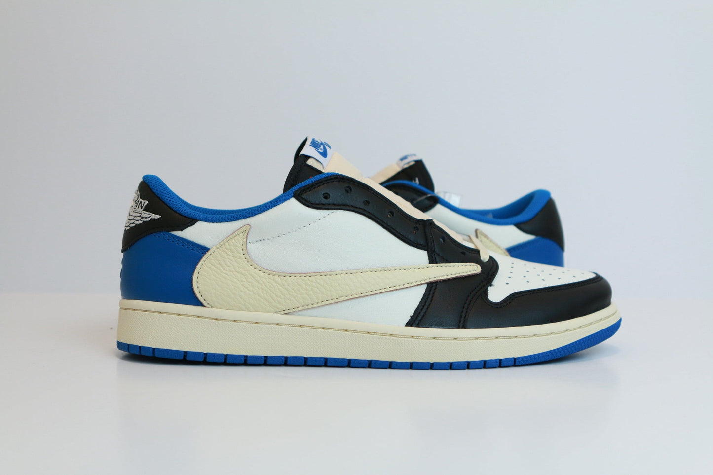 AJ1 LOW TRAVIS SCOTT X FRAGMENT DS SIZE 11M