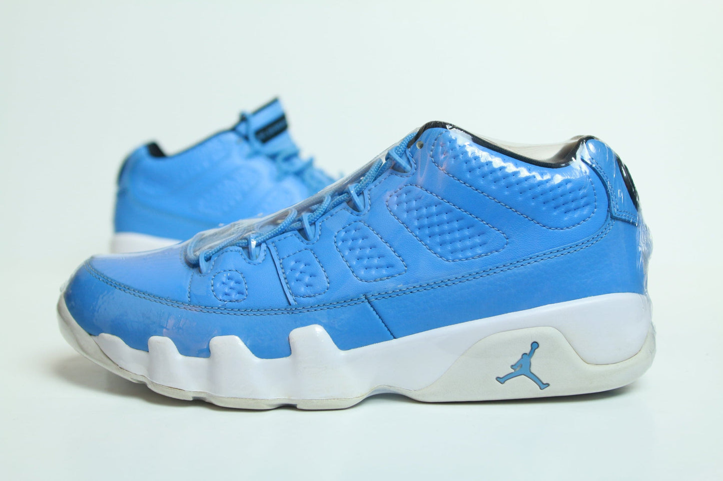 AJ9 PANTONE USED NO BOX SIZE 8.5M