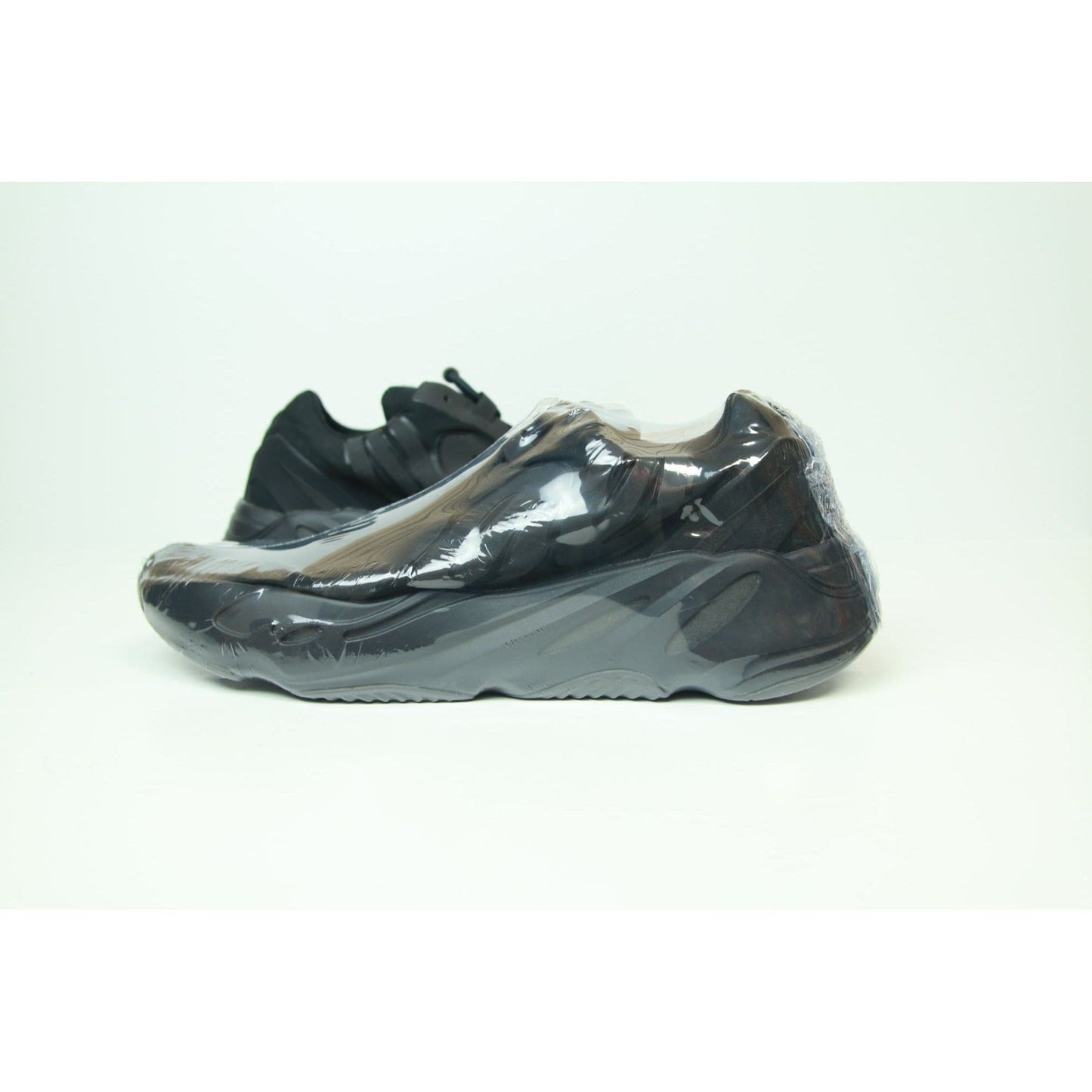 YEEZY 700 MNVN TRIPLE BLACK USED SIZE 12M