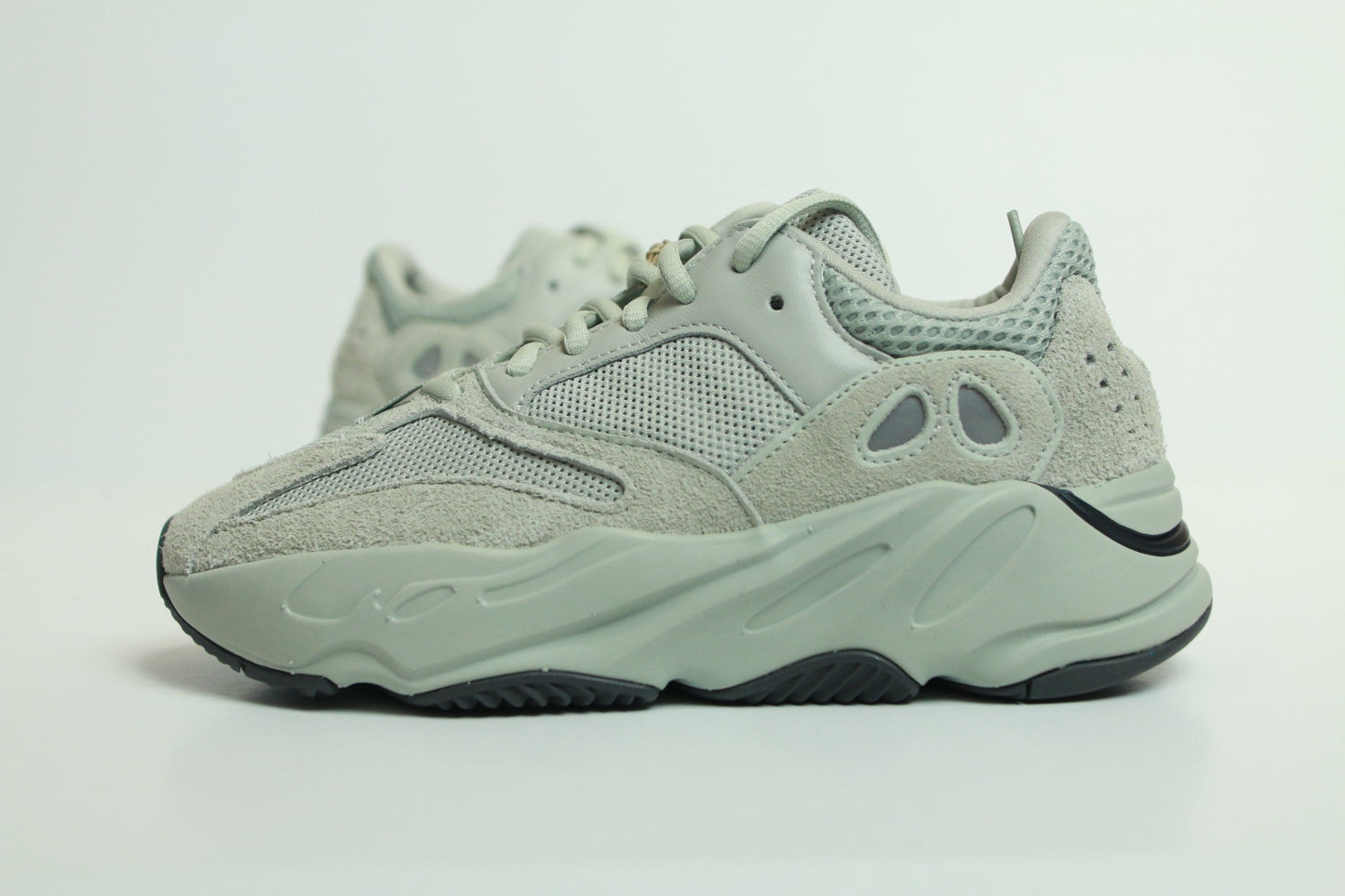 YEEZY 700 SALT DS SIZE 5.5Y