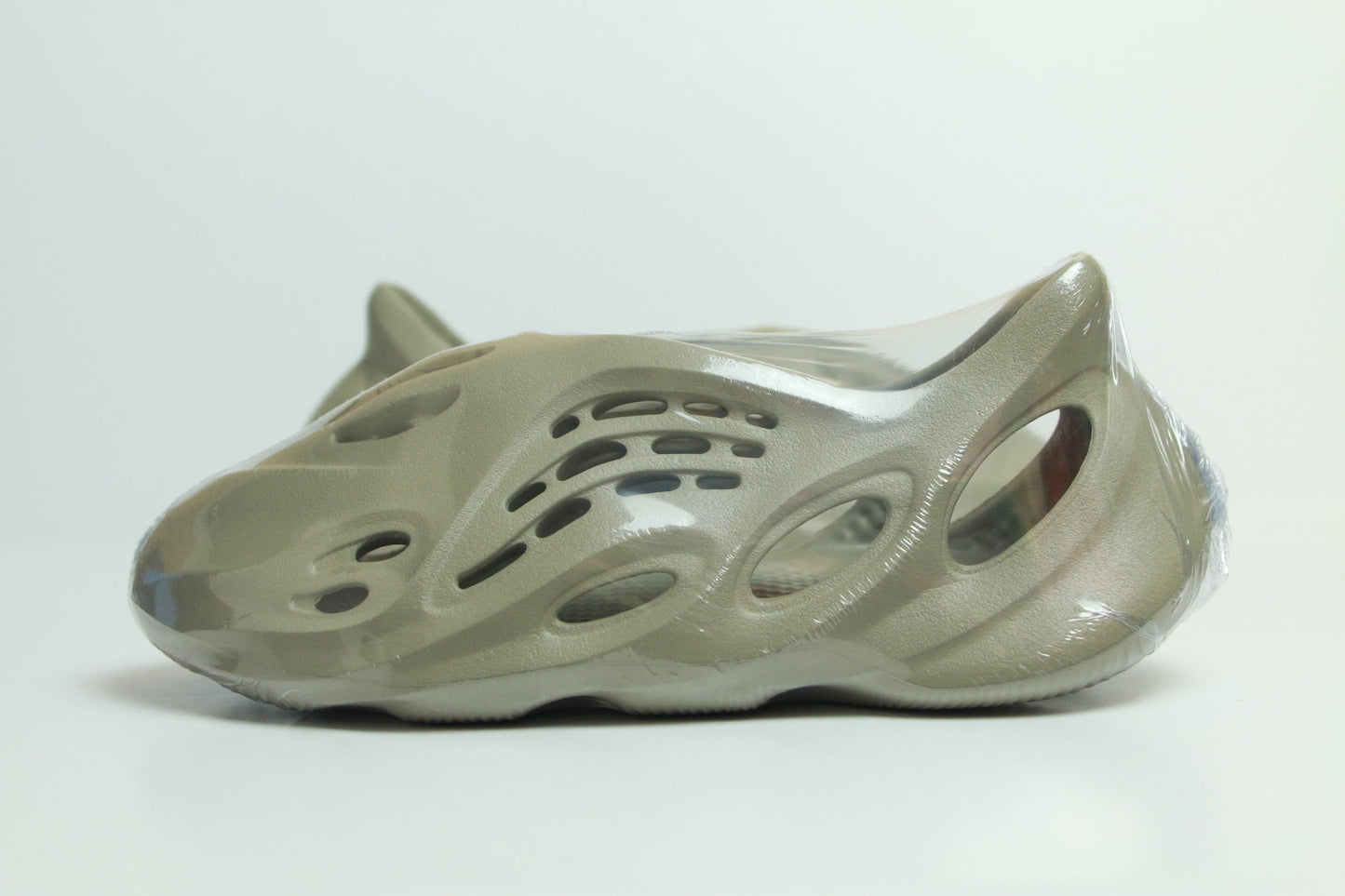 YEEZY FOAM RNR STONE SALT DS SIZE 12M