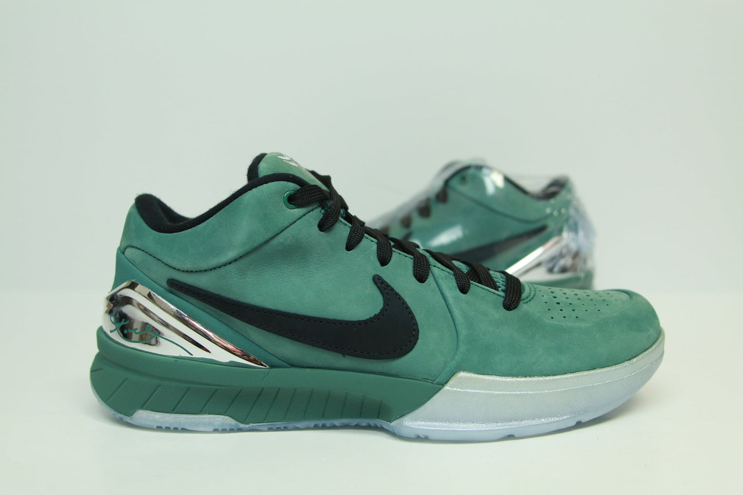 KOBE 4 GIRL DAD DS SIZE 6.5Y